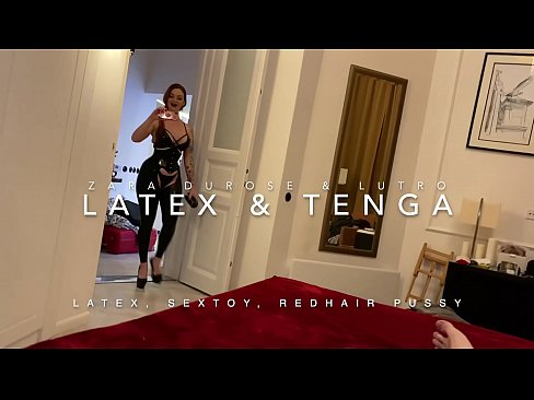 ❤️ Ngoanana e monyane ea nang le hlooho e khubelu ea apereng seaparo sa latex se kentsoeng ke ntate oa bobeli Litšoantšo tsa bootsoa ka morao ️❤