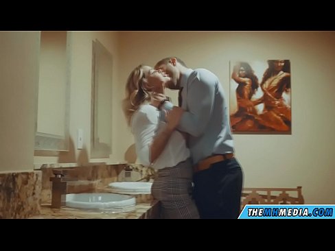 ❤️ Ha blonde e mahlahahlaha e u eka ka kamoreng ea ho phomola ea sechaba Litšoantšo tsa bootsoa ka morao ️❤